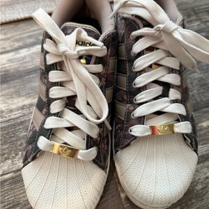 Camo adidas super star